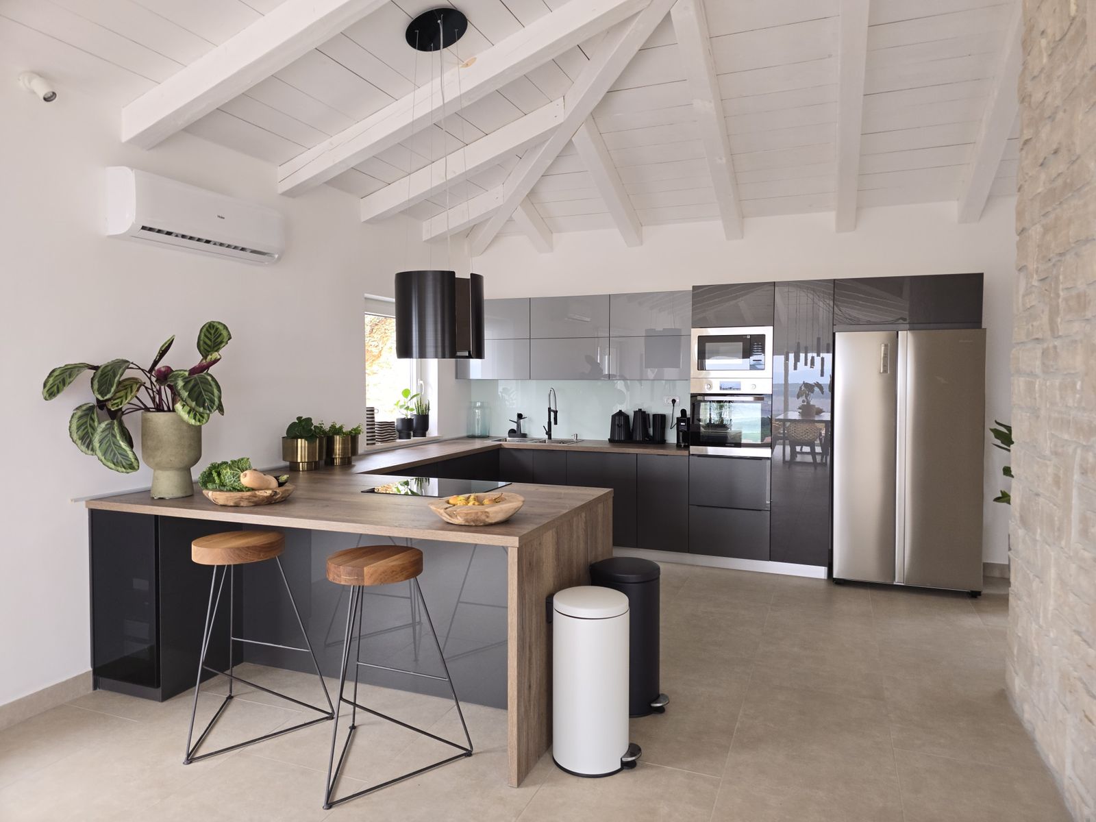 The kitchen island at Villa Casa Bacchus