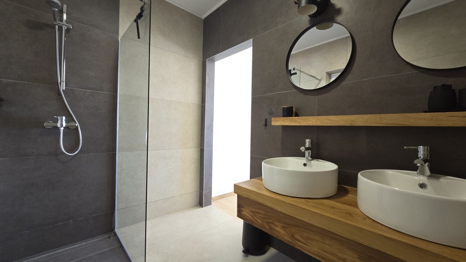 Walk-in shower, twin basins at Villa Casa Bacchus