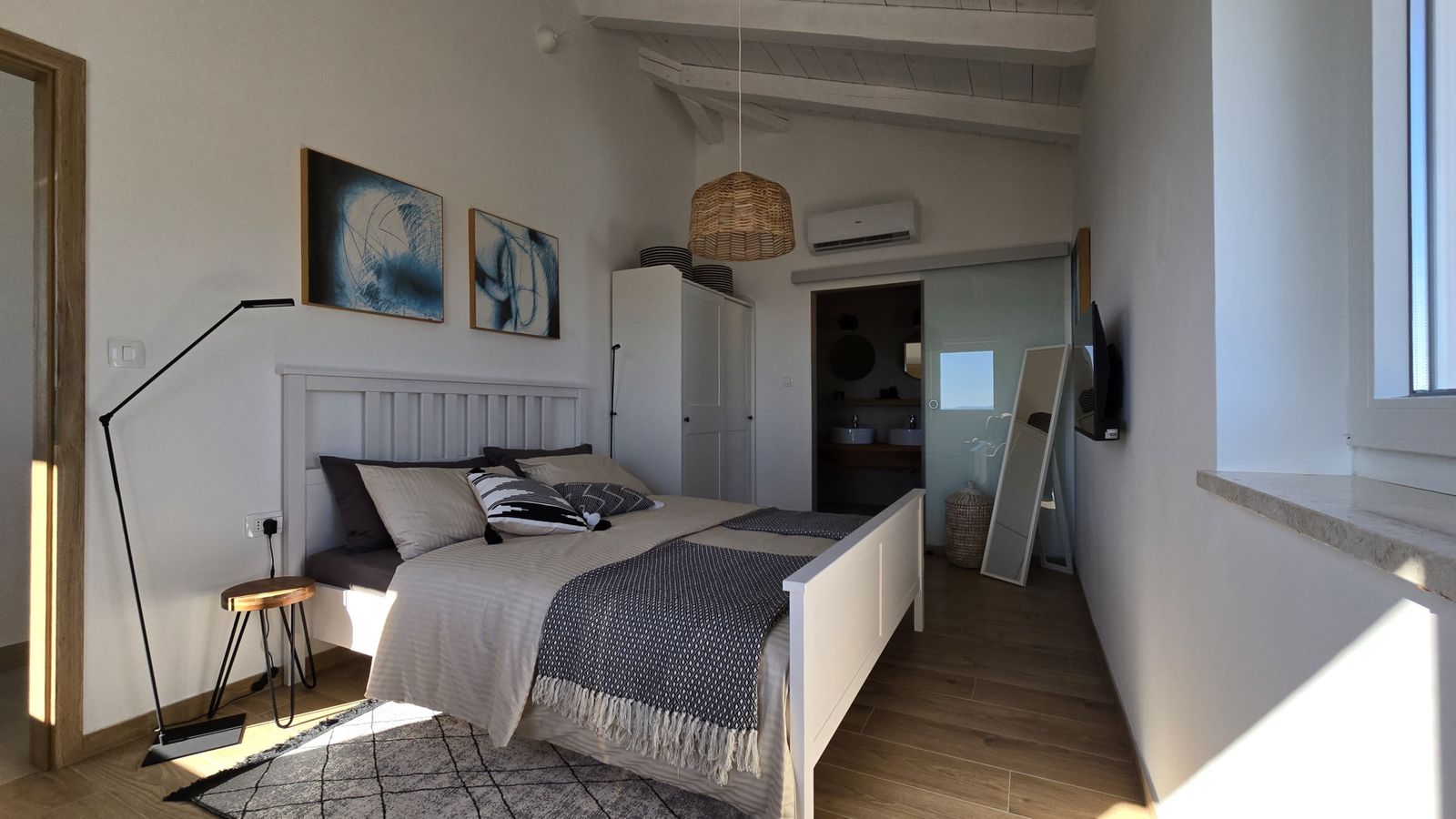 Bedroom with reading chair at Villa Casa Bacchus